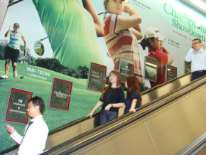 Les escalators d'une station de métro de Singapour